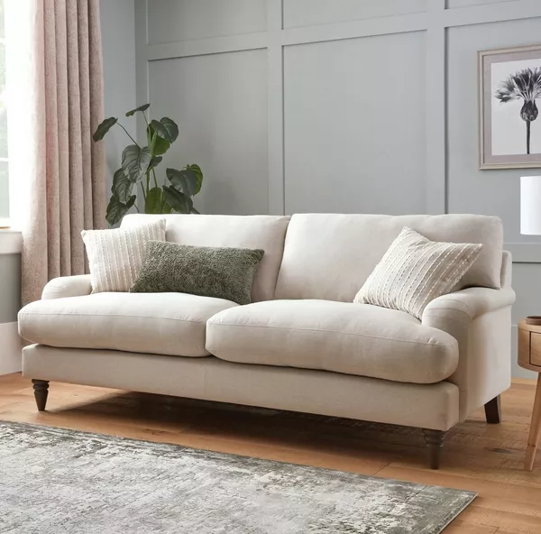 Canapé clair fraîchement nettoyé dans un salon lumineux
